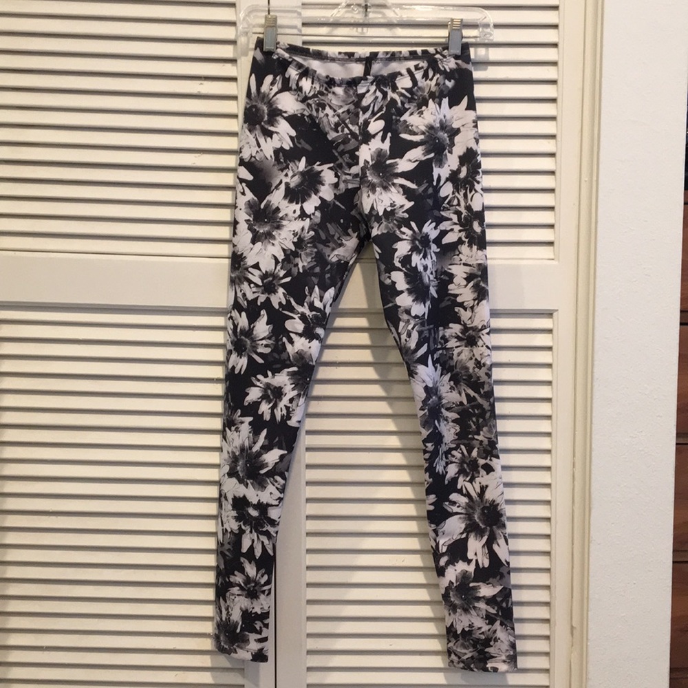 NWT Wasteland Tic Toc Daisy Leggings